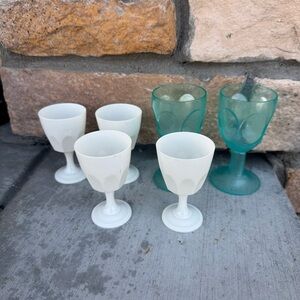 Vintage Plastic Goblet Cups‎ – 6 Pc (4 White, 2 Teal) Play Kitchen / Dollhouse